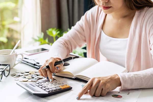 image of homeowner calculating propane fuel usage