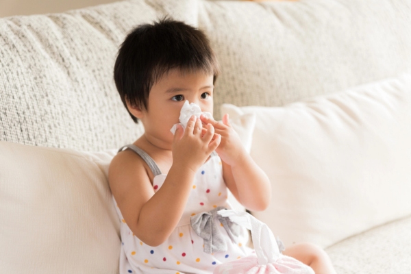 young kid with stuffy nose depicting poor indoor air quality